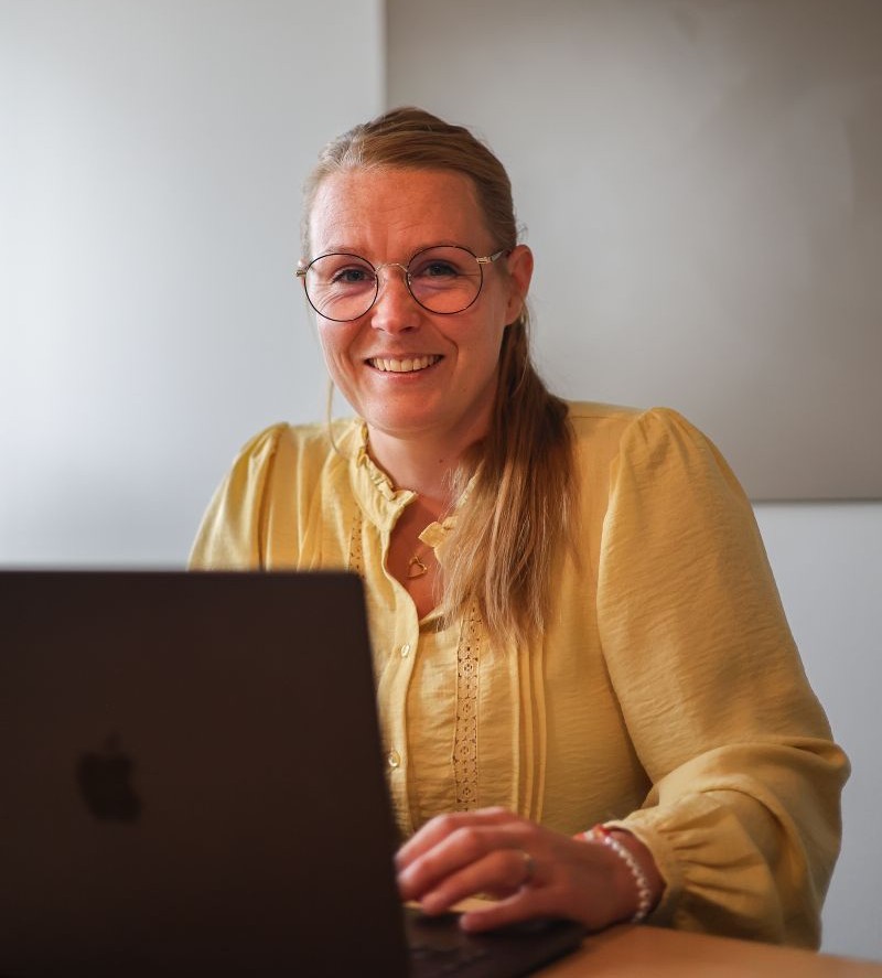 Tina Algeskär planerar AI-workshop för företag.