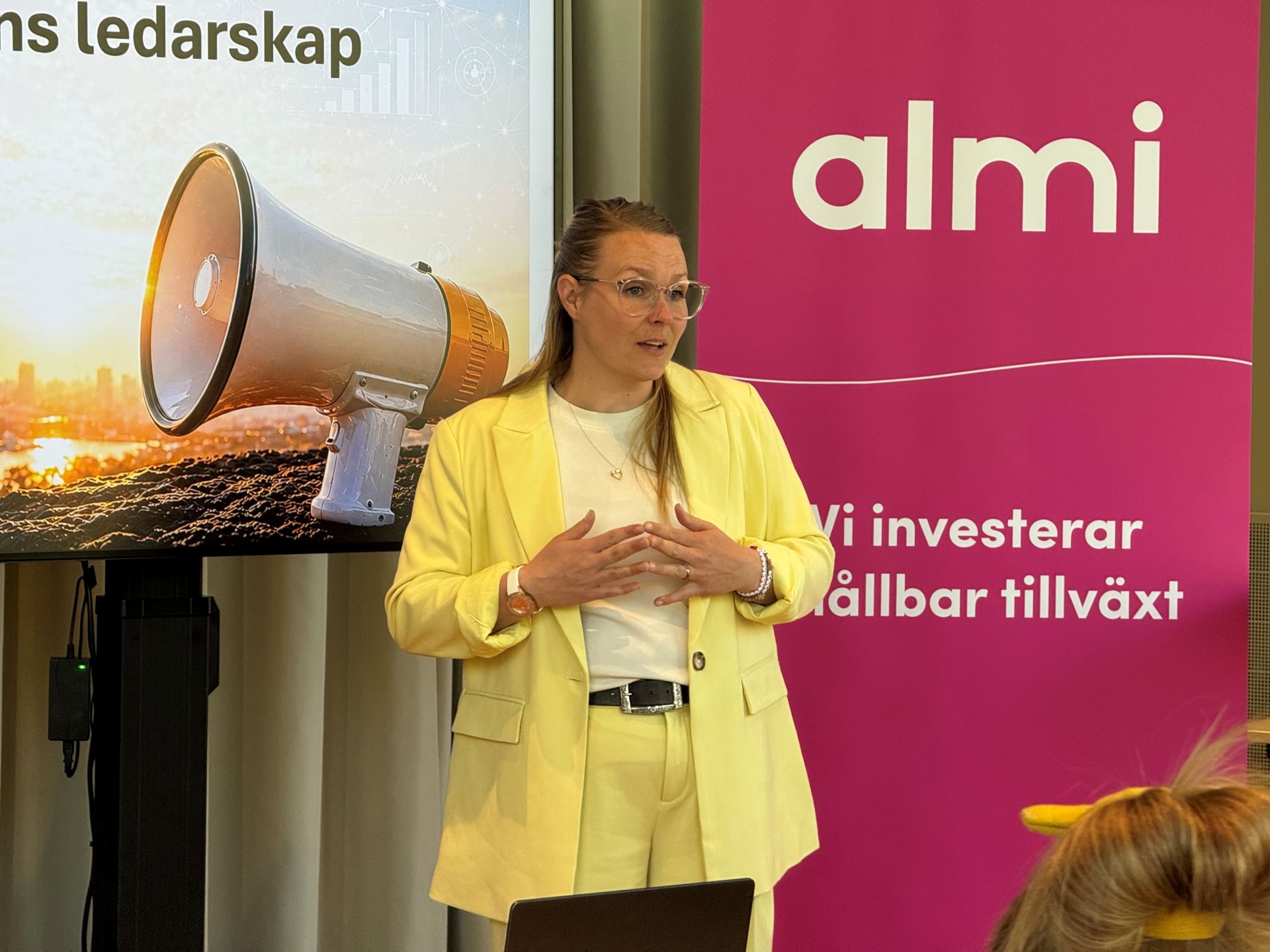 Tina Algeskär inspirerar företag kring AI och ledarskap.