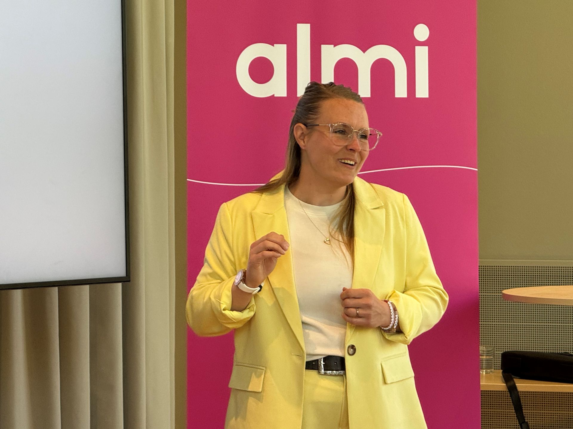 AI-föreläsare Tina Algeskär under en föreläsning.